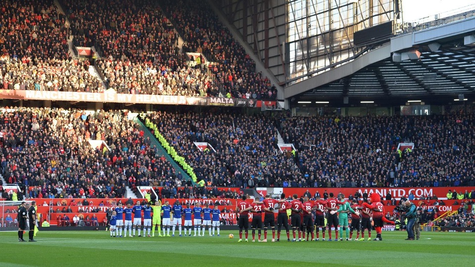 
Các cầu thủ hai đội dành một phút mặc niệm cho các nạn nhân trong vụ rơi máy bay trước sân Leicester
