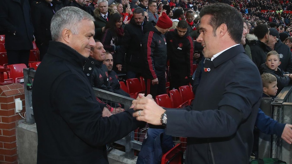 
HLV Mourinho bắt tay HLV Silva trước trận đấu, hai người cùng là người Bồ Đào Nha
