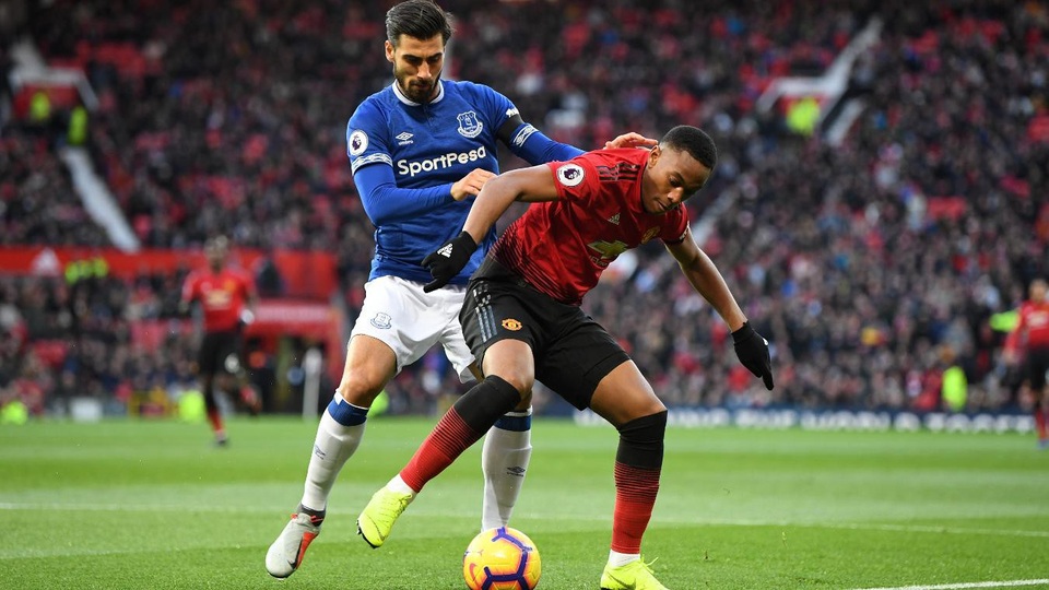 
Martial (phải) che chắn bóng trước sự áp sát của Gomes, Man Utd chơi tấn công rất thanh thoát sau khi họ để Lukaku ở bên ngoài sân
