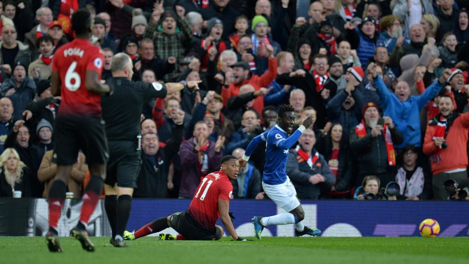 
Martial bị ngã sau tình huống cản phá của Gueye và trọng tài chỉ tay vào chấm phạt đền
