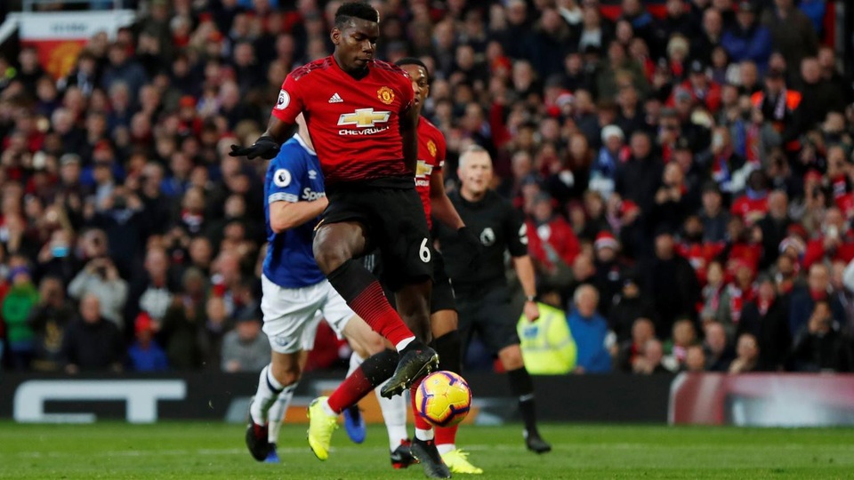 
Pogba thực hiện không thành công quả phạt đền nhưng anh đá bồi đưa bóng vào lưới
