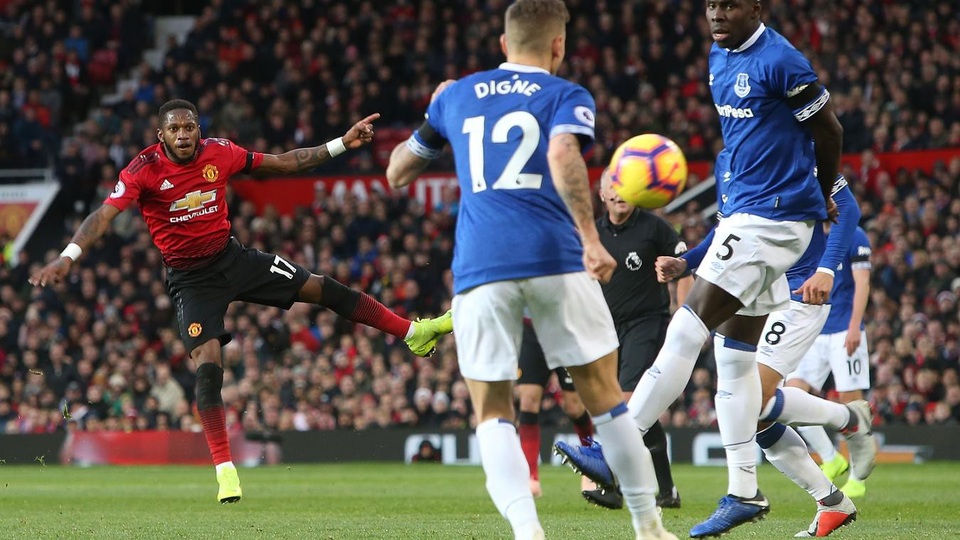 
Pha sút bóng của Fred, tiền vệ người Brazil đang có trận đấu hiếm hoi được ra sân trong thời gian gần đây
