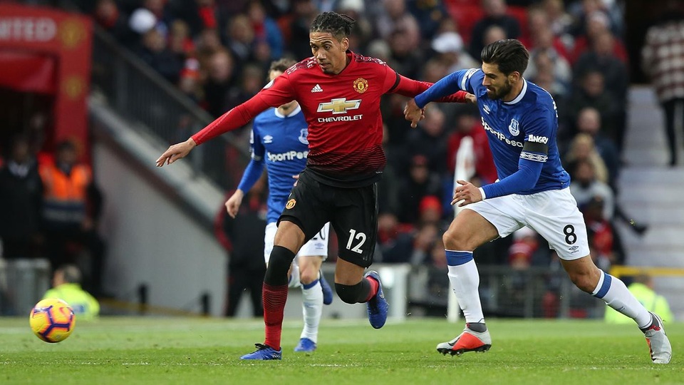 
Smalling ngăn chặn Gomes lấy bóng, các hậu vệ của Man Utd chơi tốt trong việc ngăn chặn các mũi tấn công của Everton
