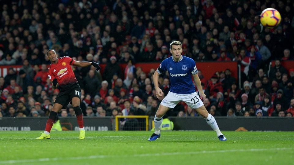 
Ngay đầu hiệp hai, Martial tung chân dứt điểm đưa bóng vào lưới của Everton nhân đôi cách biệt
