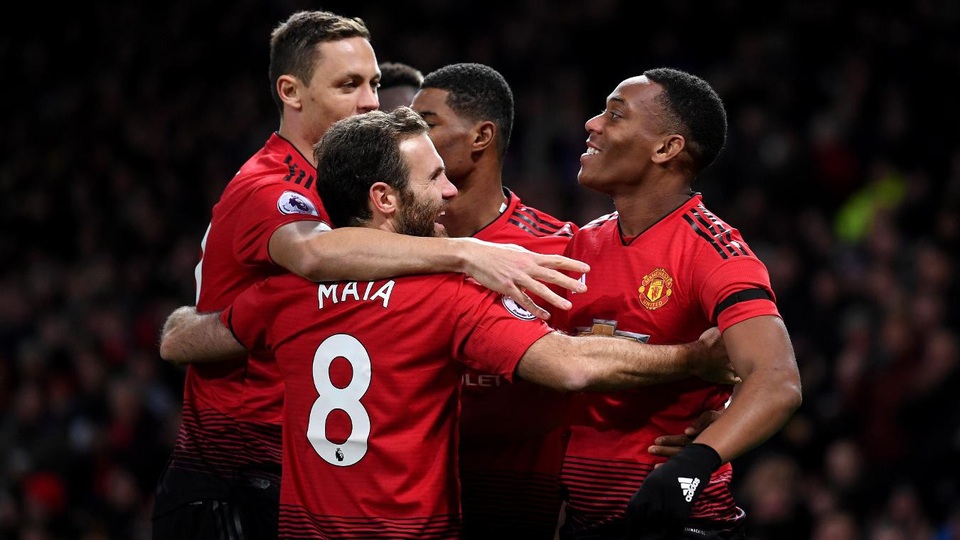 
Các cầu thủ Man Utd ăn mừng bàn thắng thứ hai
