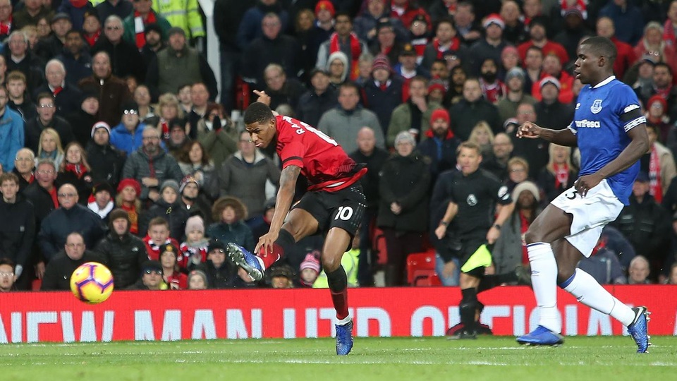 
Rashford lỡ cơ hội ghi bàn dù đối mặt với thủ thành Pickford
