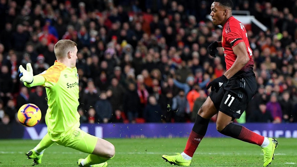 
Martial lỡ cơ hội ghi cú đúp cho riêng mình ở phút bù giờ dù đối mặt với Pickford
