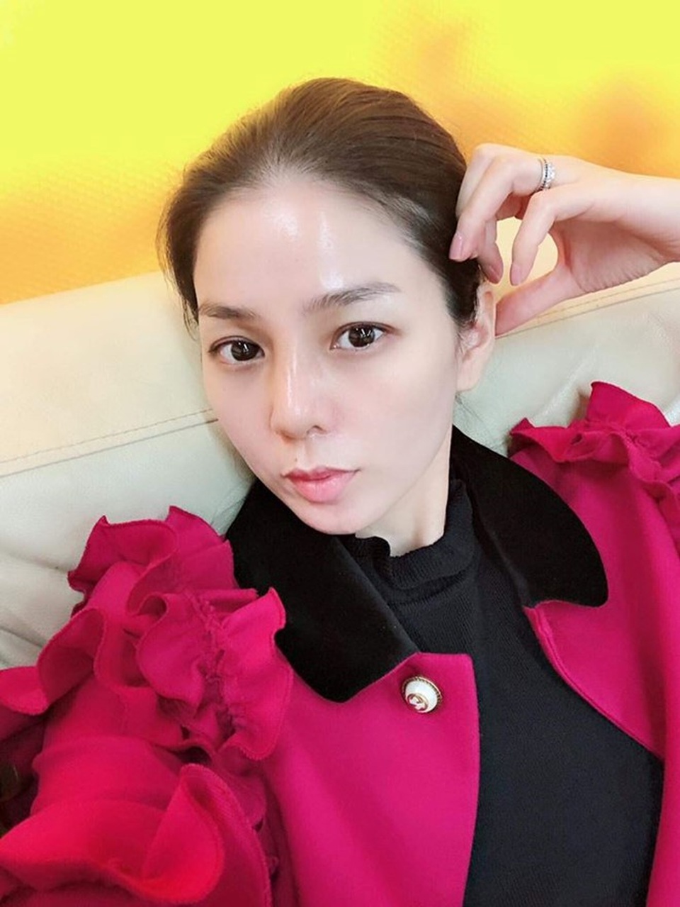 Nhưng thời gian gần đây, mũi của nữ ca sĩ bị sưng rất nặng do cơ thể đào thải sụn cũ và bác sĩ chỉ định bắt buộc phải tháo ra gấp, nếu không sẽ gây nhiễm trùng, cực kỳ nguy hiểm. Do sụn mũi đã ăn sâu vào thịt nên trong quá trình gỡ bỏ sẽ gây đau đớn và phải trong một khoảng thời gian vết thương mới lành, vì vậy chiếc mũi của Lệ Quyên vẫn bị sưng sau khi thẩm mỹ.