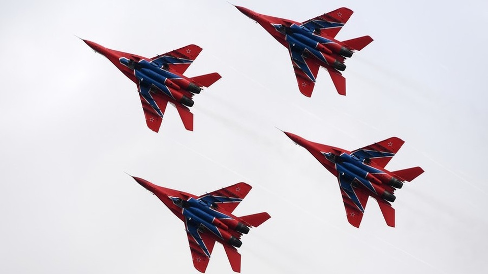 Màn nhào lộn đỉnh cao của dàn máy bay chiến đấu Nga - 1 Các máy bay chiến đấu Nga nhào lộn theo đội hình. (Ảnh: RT)