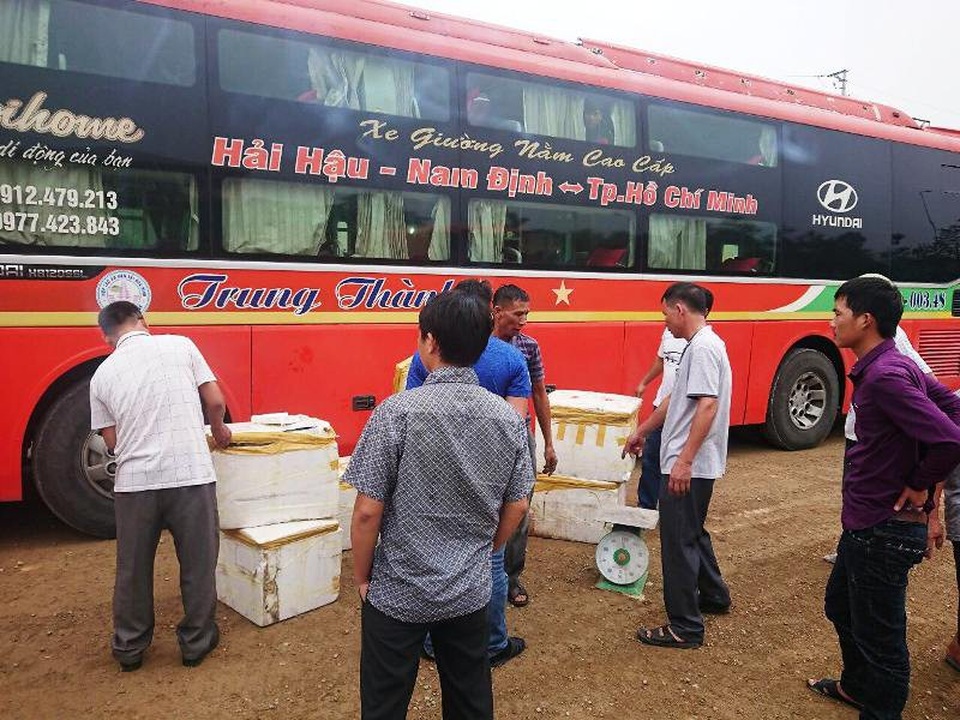 Chiếc xe khách chở sản phẩm không rõ nguồn gốc vừa bị bắt giữ.