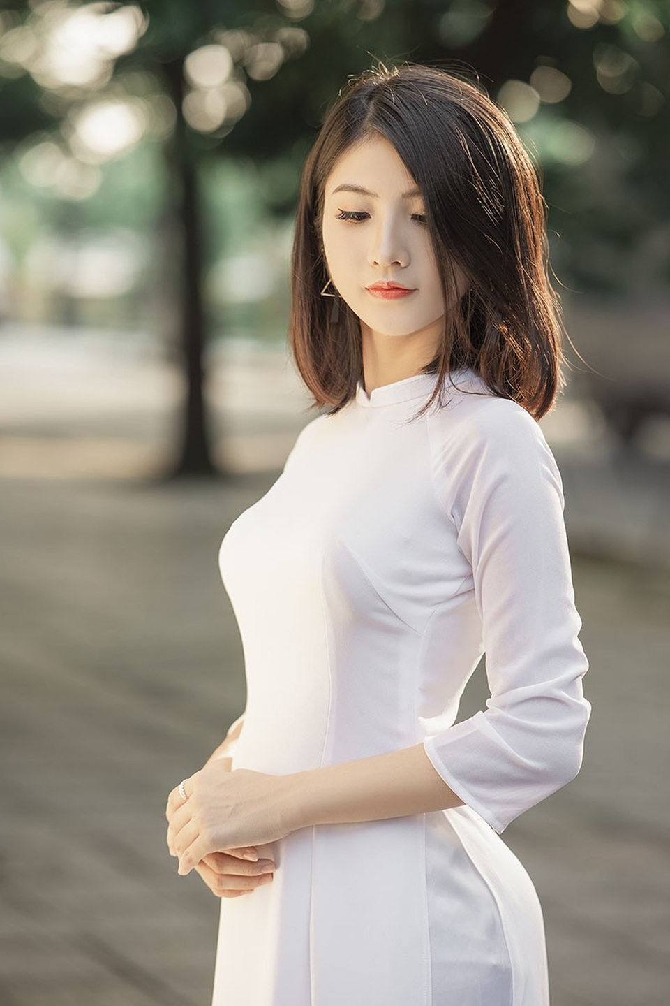 Nữ sinh Ninh Bình sở hữu nét đẹp sắc sảo hút hồn - 5 Châm ngôn sống của Thùy Linh: “Sống là chính mình để sau này khi nhìn lại quãng thời gian đã qua sẽ không phải thở dài tiếc nuối”. Bởi thế, ngoài thời gian học tập và làm việc Thùy Linh thường quây quần bên cạnh gia đình, bạn bè. Thùy Linh giành niềm thương mến đặc biệt cho mùa thu, khi đó cô cảm thấy mọi thứ cứ bình lặng trôi đi, không vội vã cũng chẳng ồn ào, hối hả. Những tia nắng ít ỏi cuối thu tô sắc cùng nét xinh xắn của Linh trong bộ ảnh này nhận được rất nhiều ngợi khen từ người yêu ảnh.