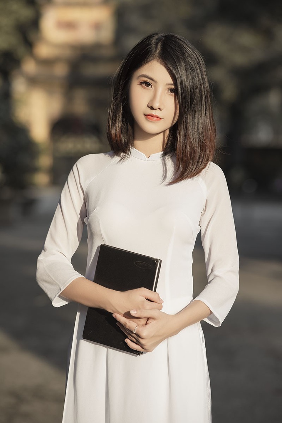 Nữ sinh Ninh Bình sở hữu nét đẹp sắc sảo hút hồn - 3 Thùy Linh sở hữu nét đẹp nhẹ nhàng, nụ cười tươi, mỏng manh khiến người đối diện nhìn “chỉ muốn che chở”, thế nhưng ngoài đời cô gái này lại thể hiện sự độc lập, tự tin trong cuộc sống. Trong bộ ảnh áo dài được nhiếp ảnh gia Kiên Ka Ka ghi lại mới đây, Linh nổi bật và duyên dáng, đây cũng sẽ là những khoảnh khắc đáng nhớ trong năm tháng thanh xuân của cô.
