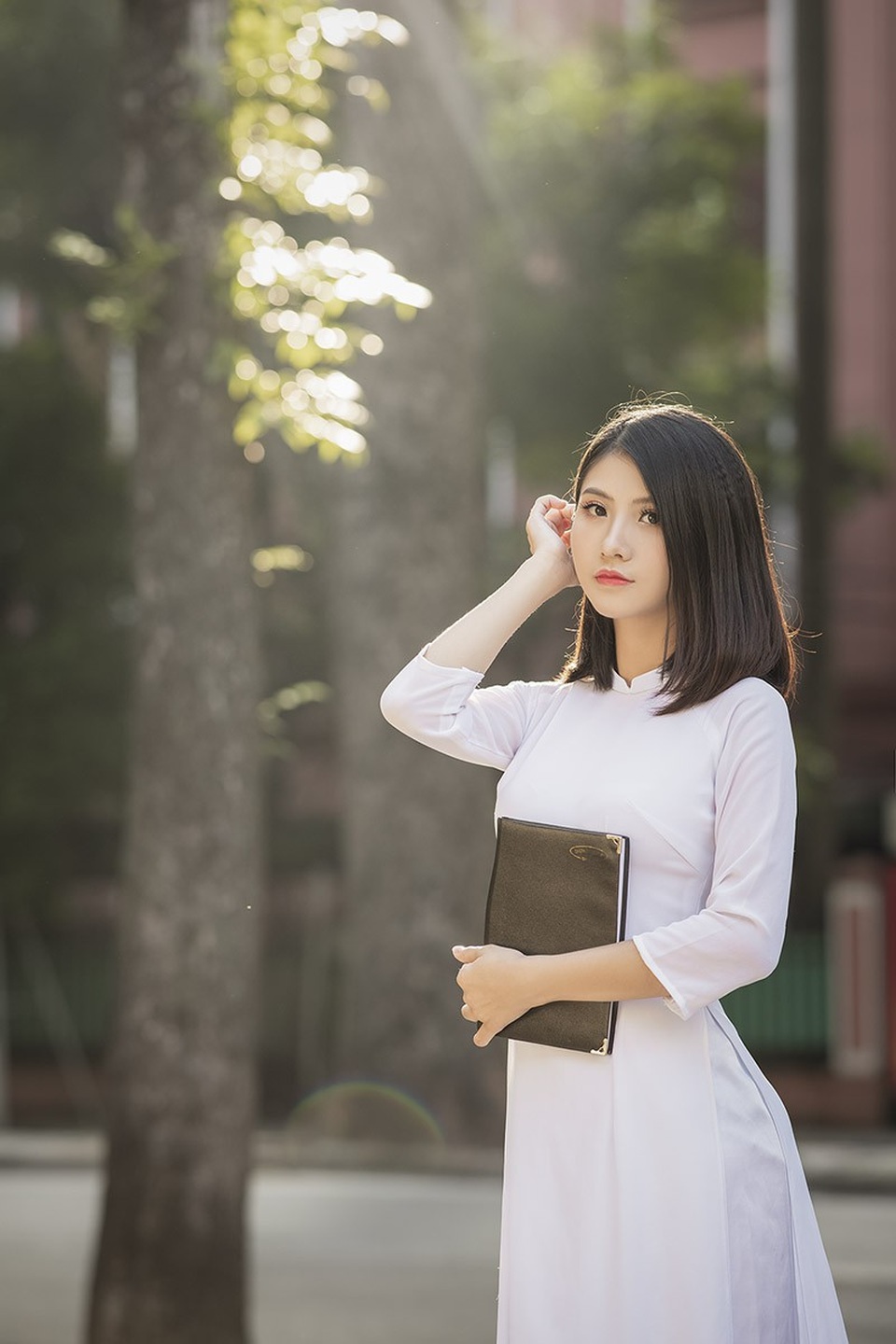 Nữ sinh Ninh Bình sở hữu nét đẹp sắc sảo hút hồn - 1 Phạm Thùy Linh hiện đang là sinh viên năm hai ngành Thiết kế thời trang, trường Đại học Kinh tế Kỹ thuật công nghiệp Hà Nội. Trong trang phục áo dài, nữ sinh Ninh Bình khiến người xem xao xuyến thương nhớ bởi nét duyên dáng, thướt tha yêu kiều.