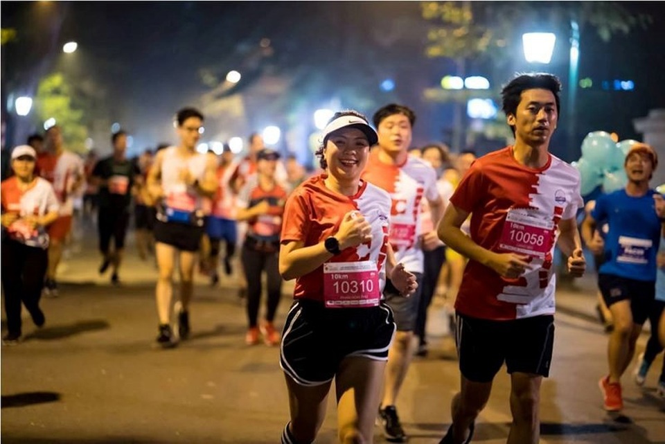 Các VĐV trong giải chạy Hanoi Heritage International Marathon. 
