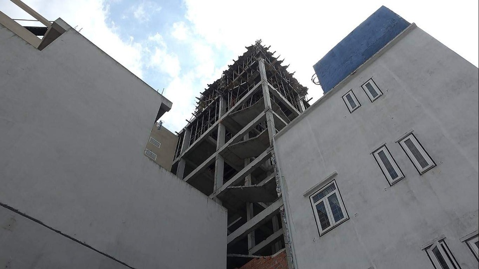 Rơi từ tầng 4 khách sạn đang thi công, nam công nhân tử vong - 2 Nạn nhân trượt chân ngã rơi xuống đất từ tầng 4 của công trình