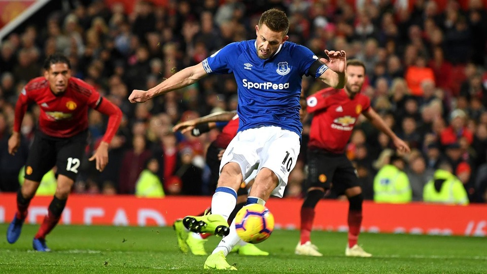 Man Utd 2-1 Everton: Martial tiếp tục thăng hoa - 2
Cú sút phạt đền thành công của Sigurdsson