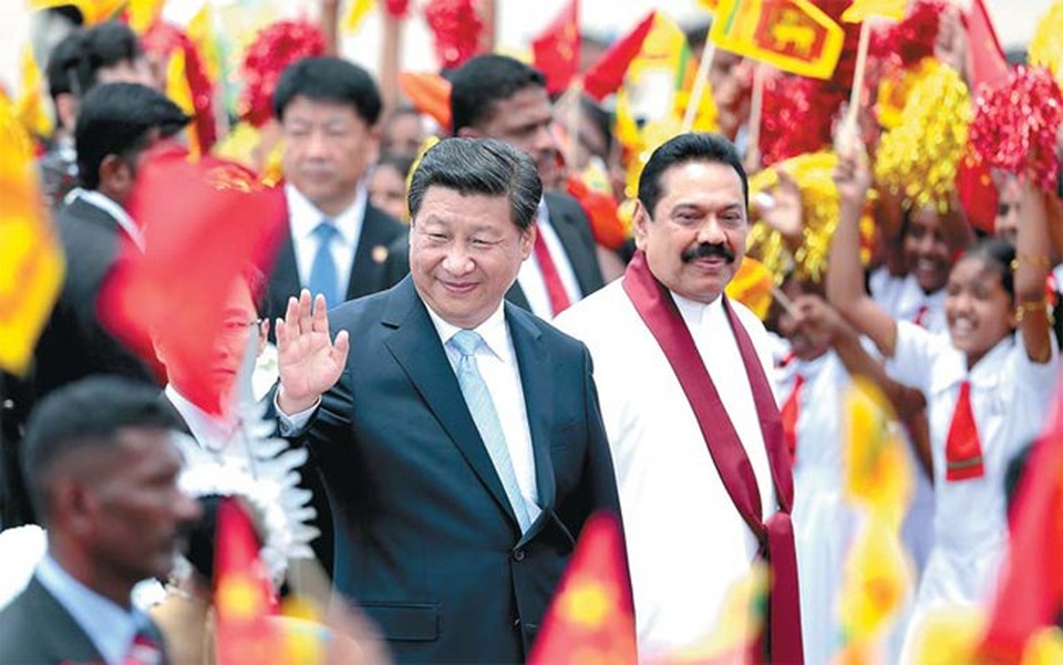 Khủng hoảng tại Sri Lanka và bóng dáng “chủ nợ” Trung Quốc - 1 Cựu Tổng thống Sri Lanka Mahinda Rajapaksa đón Chủ tịch Trung Quốc Tập Cận Bình tại Colombo, Sri Lanka năm 2014. (Ảnh: China Daily)