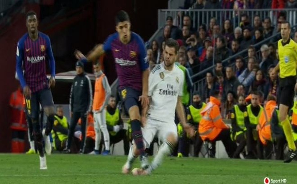 Barcelona 5-1 Real Madrid: Cú hattrick của Luis Suarez - 3
Luis Suarez nâng tỷ số lên 4-1 cho Barcelona