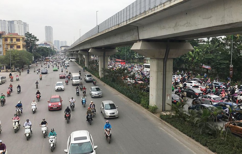 Người và xe "xếp" kín đường Nguyễn Trãi trong sáng đầu tuần - 5 Chiều đường ngược lại rất thông thoáng.