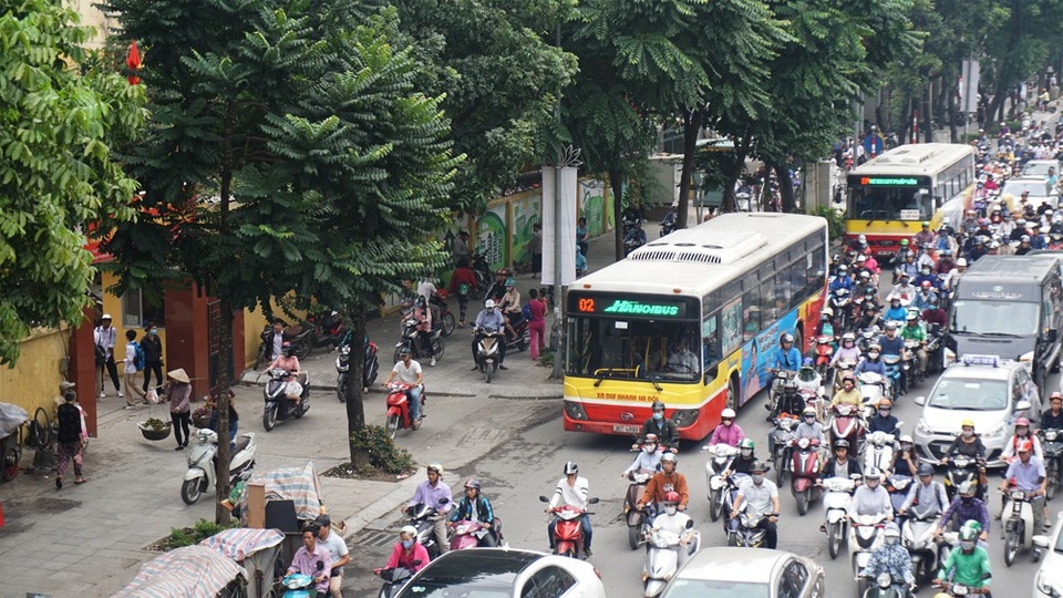 Người và xe "xếp" kín đường Nguyễn Trãi trong sáng đầu tuần - 4 Xe máy phải di chuyển cả lên vỉa hè để thoát khỏi điểm ùn tắc.