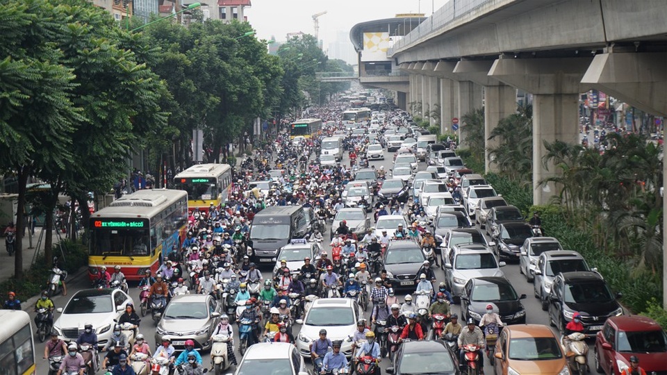 Người và xe "xếp" kín đường Nguyễn Trãi trong sáng đầu tuần - 3 Các phương tiện di chuyển khó khăn trên đường Nguyễn Trãi.