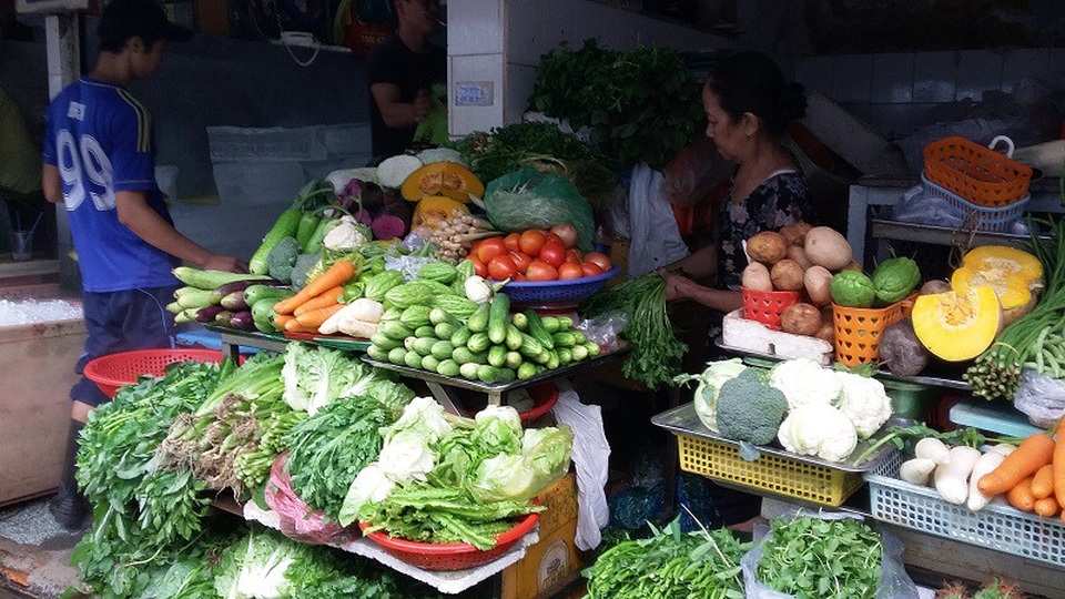 Thực phẩm tươi sống còn nhiều mối nguy - 3
Các loại rau luôn có tiềm ẩn nguy cơ tồn dư thuốc trừ sâu, thuốc bảo vệ thực vật