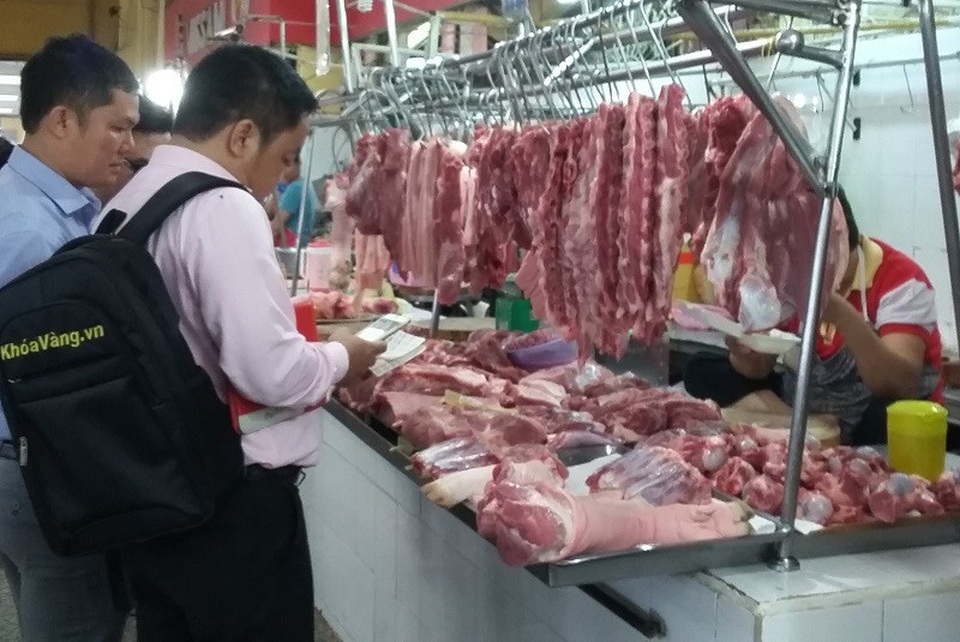 Thực phẩm tươi sống còn nhiều mối nguy - 1 Thịt heo (lợn) được bán tại chợ Bến Thành với cam kết đảm bảo chất lượng