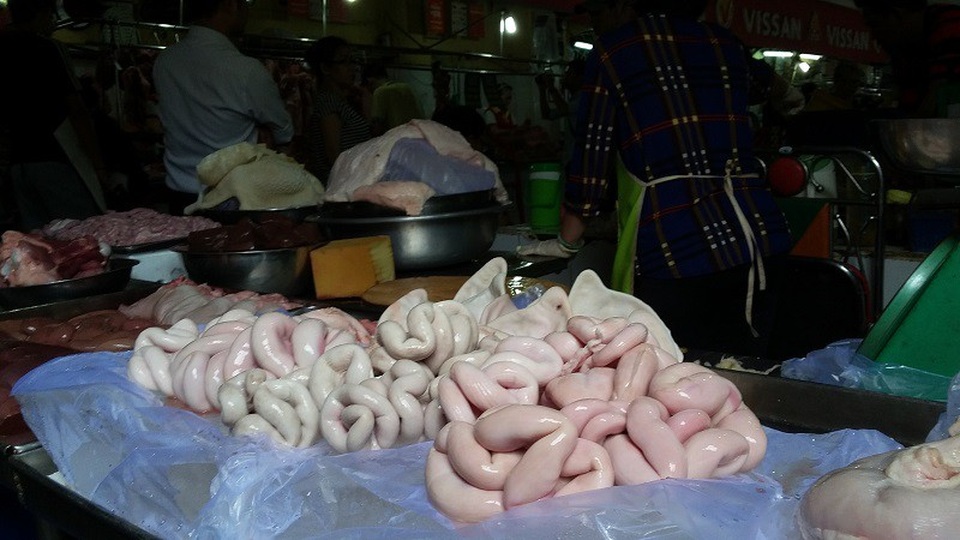 Thực phẩm tươi sống còn nhiều mối nguy - 2 Khó có thể kiểm soát hết mọi nguồn thực phẩm trước khi đến tay người dùng