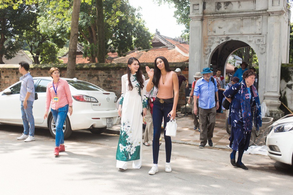 Nhờ vốn tiếng Anh lưu loát, Á hậu Việt Nam giới thiệu lịch sử, văn hóa, kiến trúc của thủ đô Hà Nội với Raquel Pélissier.