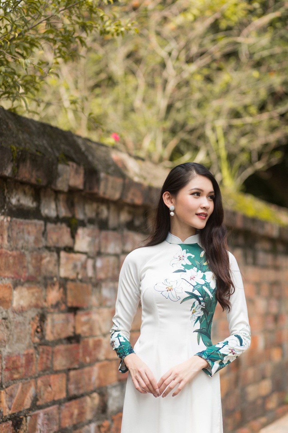 Trong chuyến đi này, Thùy Dung lựa chọn áo dài của Hoa hậu Ngọc Hân, khoe nét duyên dáng của con gái Việt Nam.
