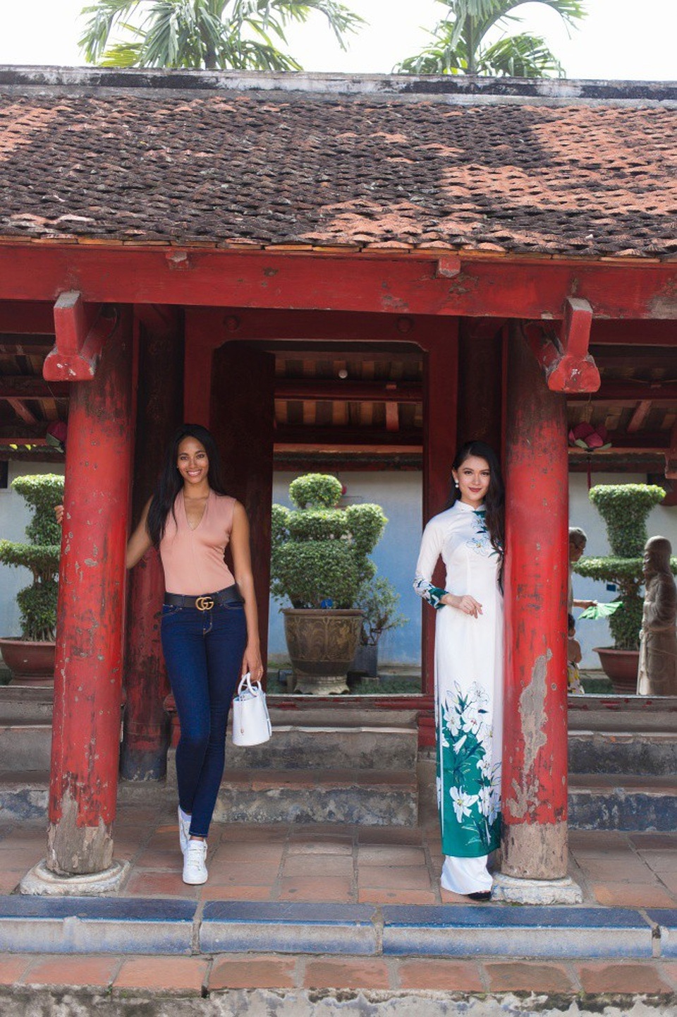 Vốn là một người yêu thích văn hoá truyền thống, Thuỳ Dung vô cùng hào hứng được giới thiệu về lịch sử Văn miếu Quốc Tử Giám cho người bạn ngoại quốc. “Thùy Dung cảm nhận một Hà Nội đan xen giữa kiến trúc cổ kính với nhịp sống hiện đại, khoảnh khắc này thật không dễ gì có được giữa cuộc sống xô bồ”, Á hậu chia sẻ.