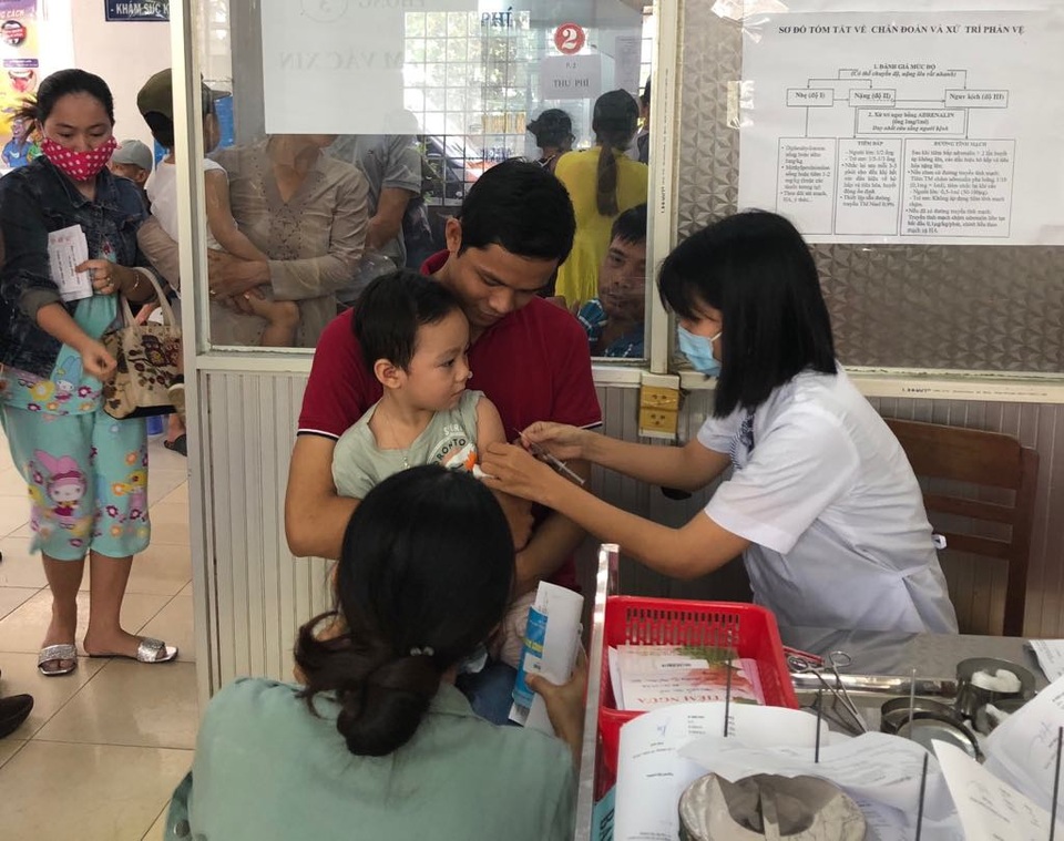 Việt Nam cấp phép lưu hành 8 loại vắc xin phòng nhiều bệnh giống Quinvaxem - 1 Tiêm ngừa vắc xin cho trẻ tại Trung tâm Kiểm soát dịch bệnh CDC Tiền Giang. Ảnh: H.Hải
