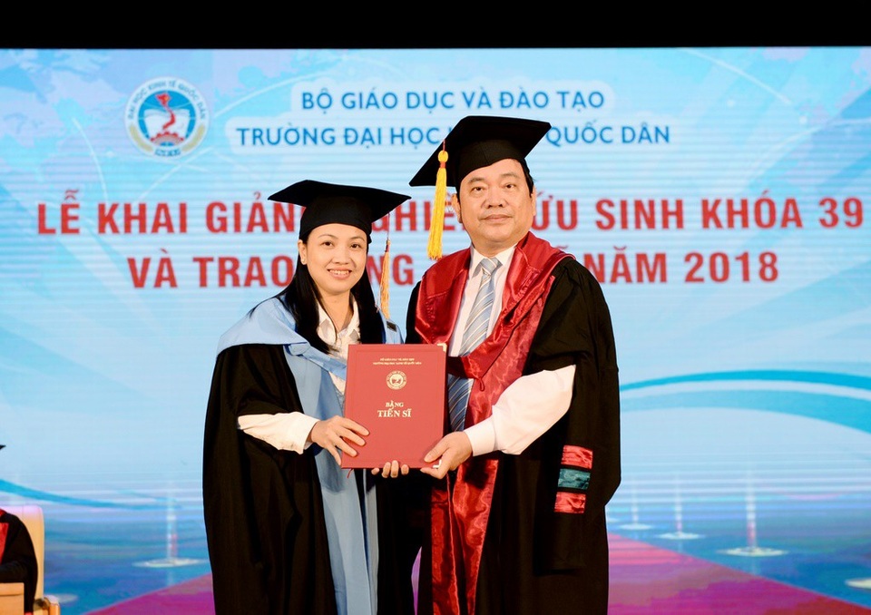 Trường ĐH Kinh tế quốc dân trao bằng tiến sĩ tới 87 học viên - 1
GS.TS Trần Thọ Đạt, Hiệu trưởng trường ĐH Kinh tế quốc dân trao bằng tiến sĩ tới các học viên