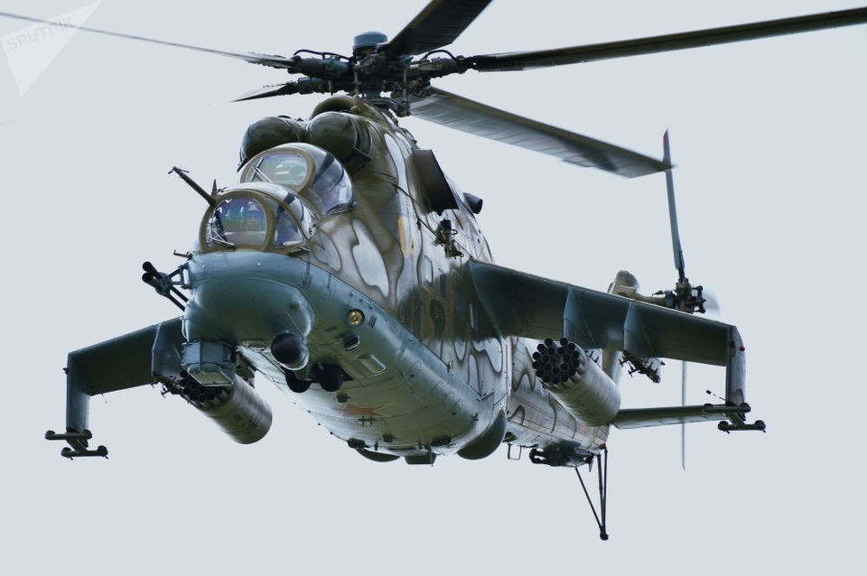 Dàn trực thăng quân sự “khủng” của Nga - 5 Trực thăng Mi-24 bay trên bãi tập Chebarkul trong cuộc tập trận quân sự chung chống khủng bố giữa các lực lượng vũ trang của Tổ chức Hợp tác Thượng Hải (SCO). SCO là một tổ chức an ninh chung liên chính phủ được thành lập năm 2001 bởi lãnh đạo các quốc gia Trung Quốc, Nga, Kazakhstan, Kyrgyzstan, Tajikistan và Uzbekistan.