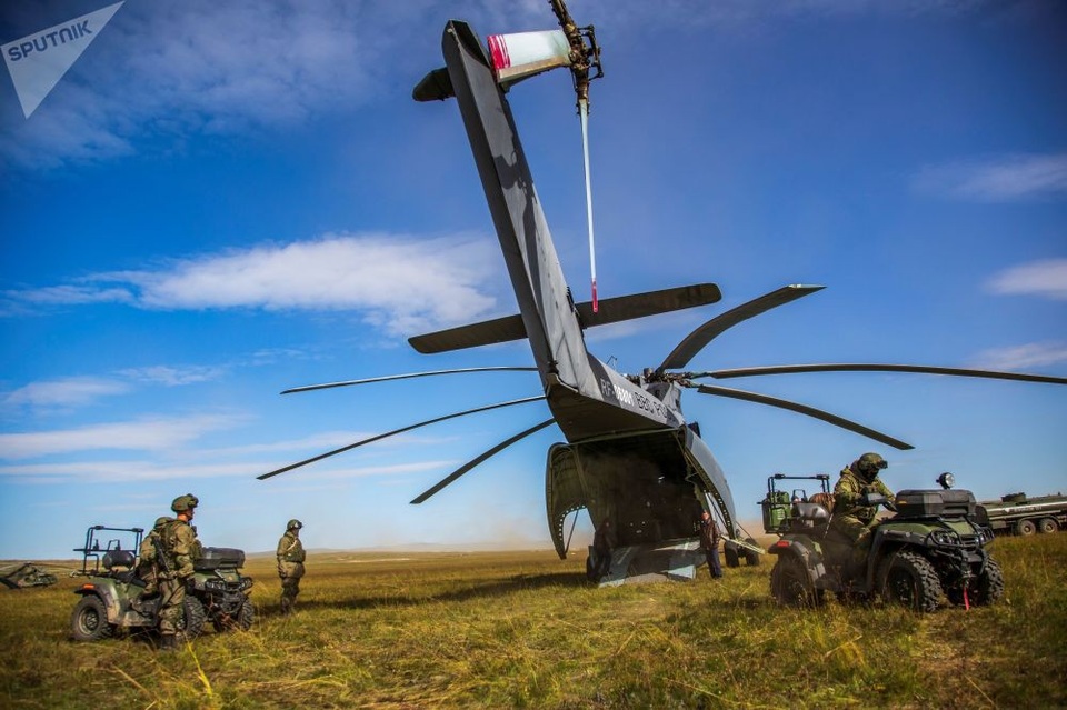 Dàn trực thăng quân sự “khủng” của Nga - 6 Trực thăng Mi-26 hạ cánh tại bãi tập Tsugoi tại khu vực Zabaykalsky trong cuộc tập trận Vostok-2018.