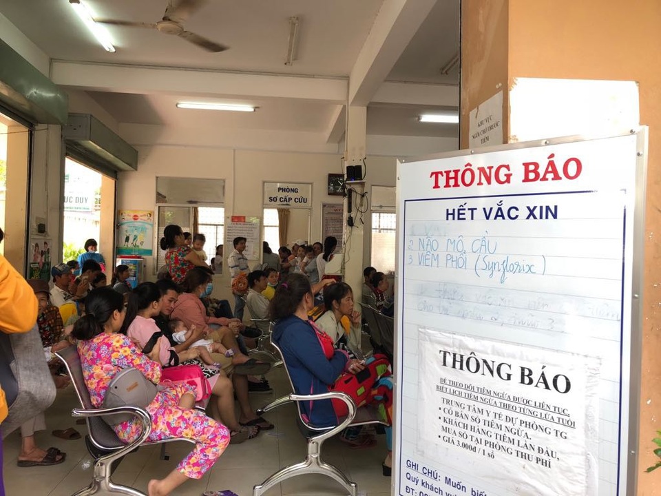 Bố mẹ đưa con vượt 50km tiêm chủng dịch vụ vì hết vắc xin Quinvaxem 5 trong 1 - 3 Bố mẹ đưa con vượt 50km tiêm chủng dịch vụ vì hết vắc xin Quinvaxem 5 trong 1 - 3
