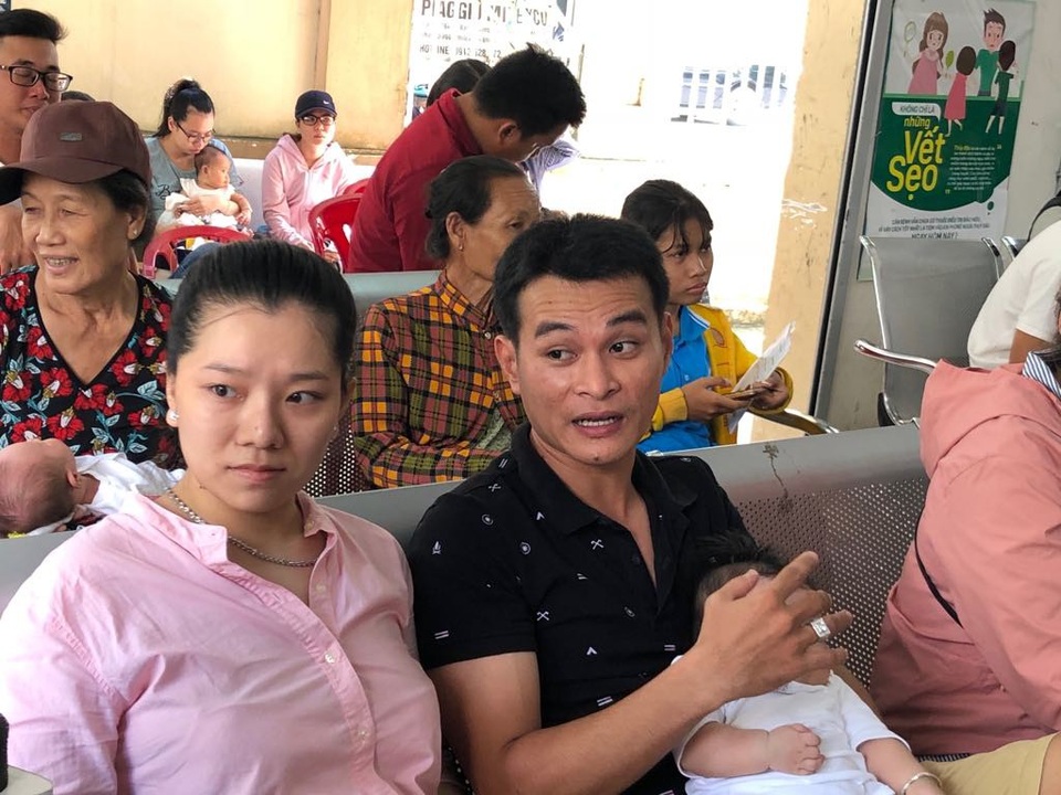 Bố mẹ đưa con vượt 50km tiêm chủng dịch vụ vì hết vắc xin Quinvaxem 5 trong 1 - 1 Chị Thúy và chồng cùng con vượt 50km từ Bến Tre sang Tiền Giang để tiêm vắc xin.