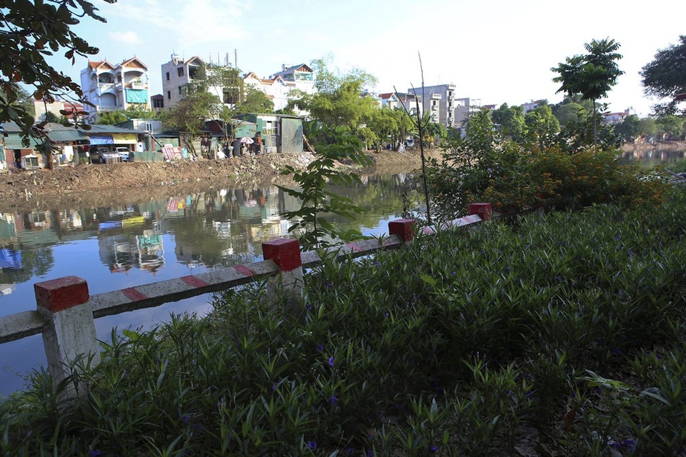 Phía tả ngạn vẫn là rác và phế thải xây dựng.