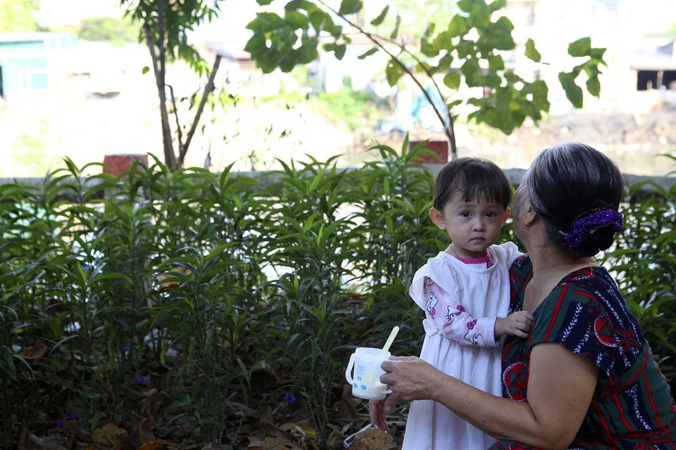 Người dân xã Hữu Hòa tỏ ra hào hứng với con đường hoa này và cho biết, hàng tuần vẫn tham gia chăm sóc và trồng mới các loại hoa.