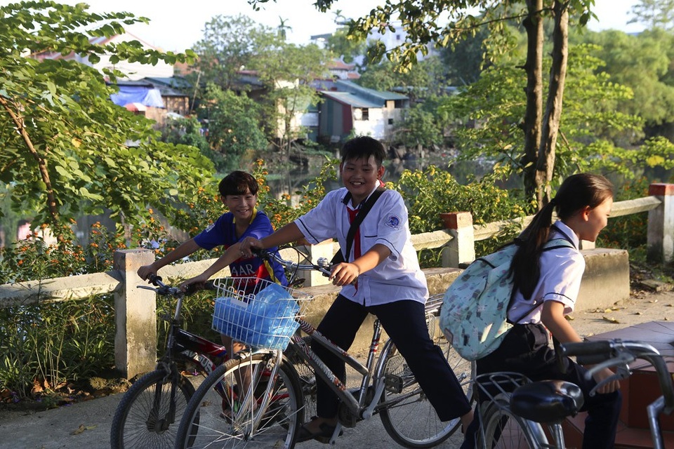 
Trên con đường chạy ven sông nằm bên hữu ngạn sông Nhuệ này bắt gặp nhiều làng cổ với các cổng làng, đình, đền, giếng nước… mang kiến trúc đặc trưng văn hóa vùng quê Bắc Bộ.
