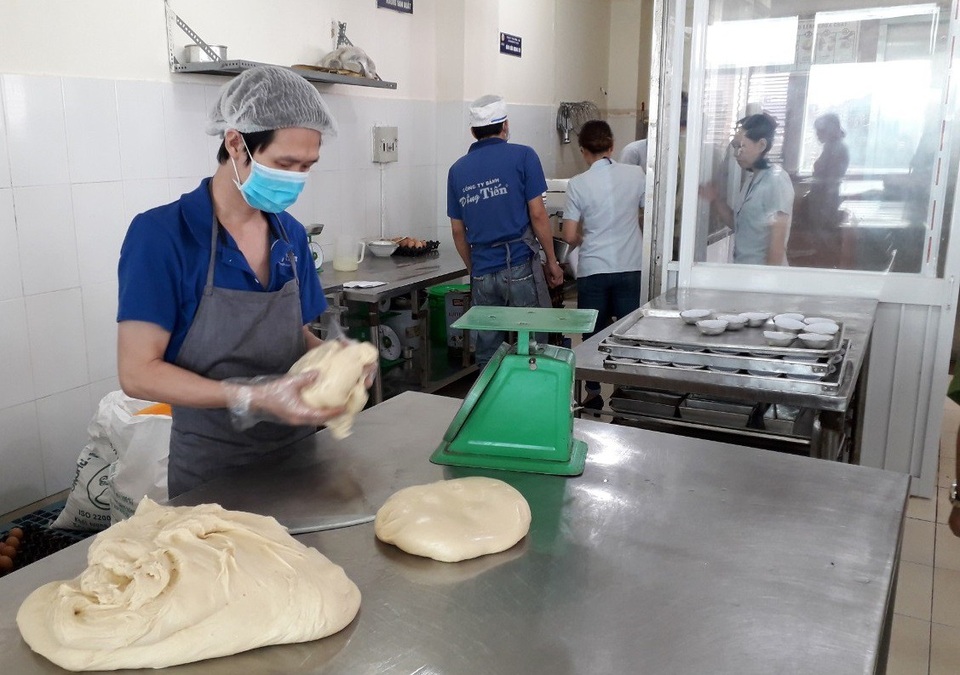 Vụ nhập viện sau ăn bánh mì: nhiều trẻ bị sốc - 1 Cơ quan chức năng tiến hành kiểm tra cơ sở cung cấp bánh mì cho nhà thờ