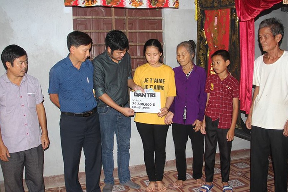 PV Dân trí trao thêm quà bạn đọc tới chị em cháu Thương.