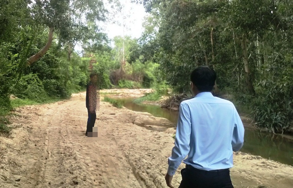 Bình Định: “Cát tặc” lộng hành đe doạ dân, chính quyền xã kêu khó xử lý - 1 Người dân địa phương dẫn chúng tôi tới hiện trường khai thác cát tại suối Đập Làng.