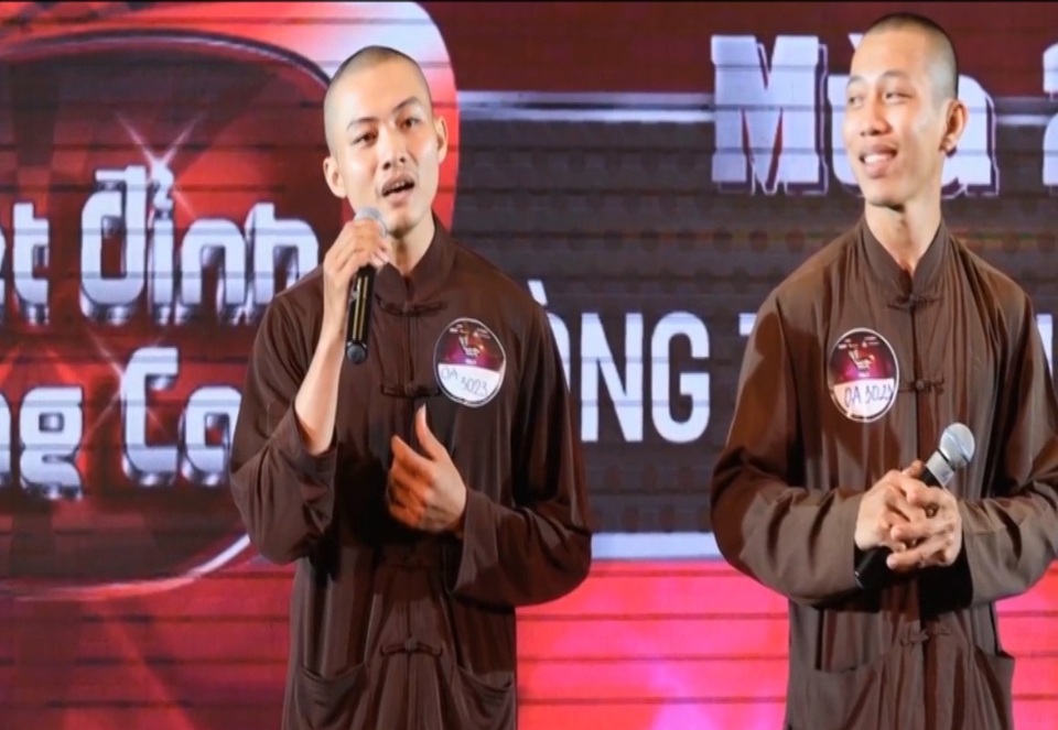 Sốc chuyện "300 triệu làm chứng minh thư" của cô bé mồ côi hát nhạc Trịnh - 2 Hai chàng ca sĩ “triệu view” Hoàn Nguyên, Nhất Nguyên