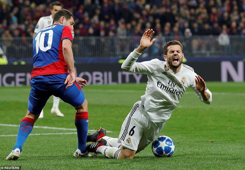 Real Madrid gục ngã đau đớn trước CSKA Moscow tại nước Nga - 10
Hậu vệ Nacho sau tình huống tranh chấp với lan Dzagoev bên phía CSKA Moscow