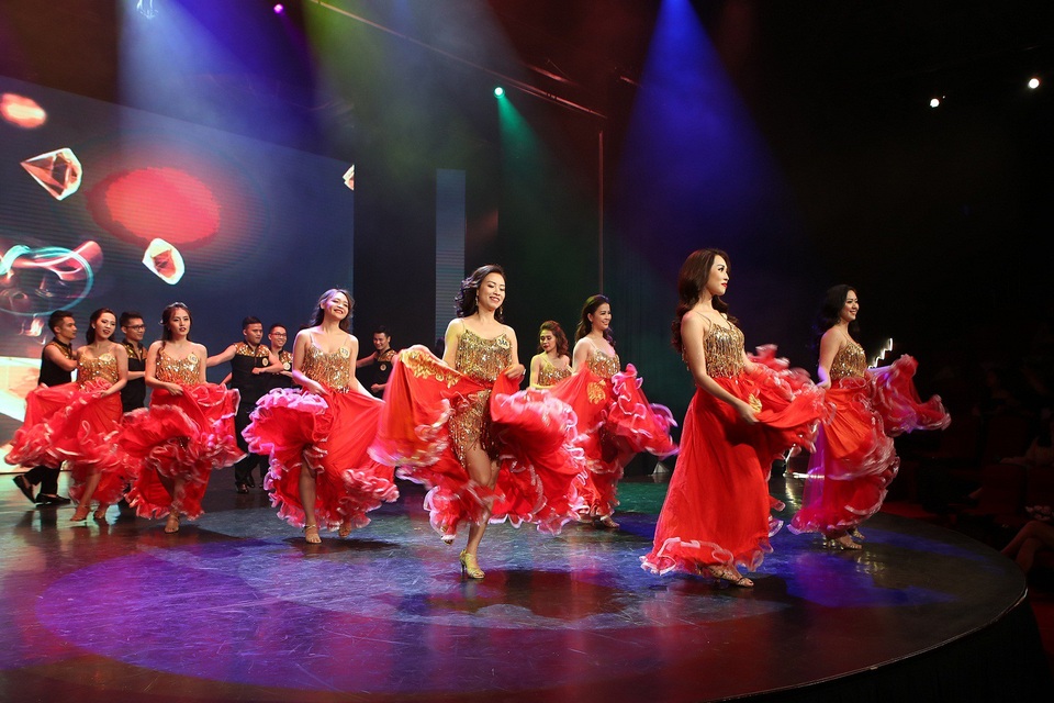 Cặp đôi tài - sắc “MR & MS PVCOMBANK 2018” tỏa sáng đêm Chung kết - 2 Ở phần trình diễn thứ hai trong những bộ trang phục dạ hội lộng lẫy, các thí sinh trở lại và làm bừng sáng cả sân khấu trong màn biểu diễn đầy biến hóa.