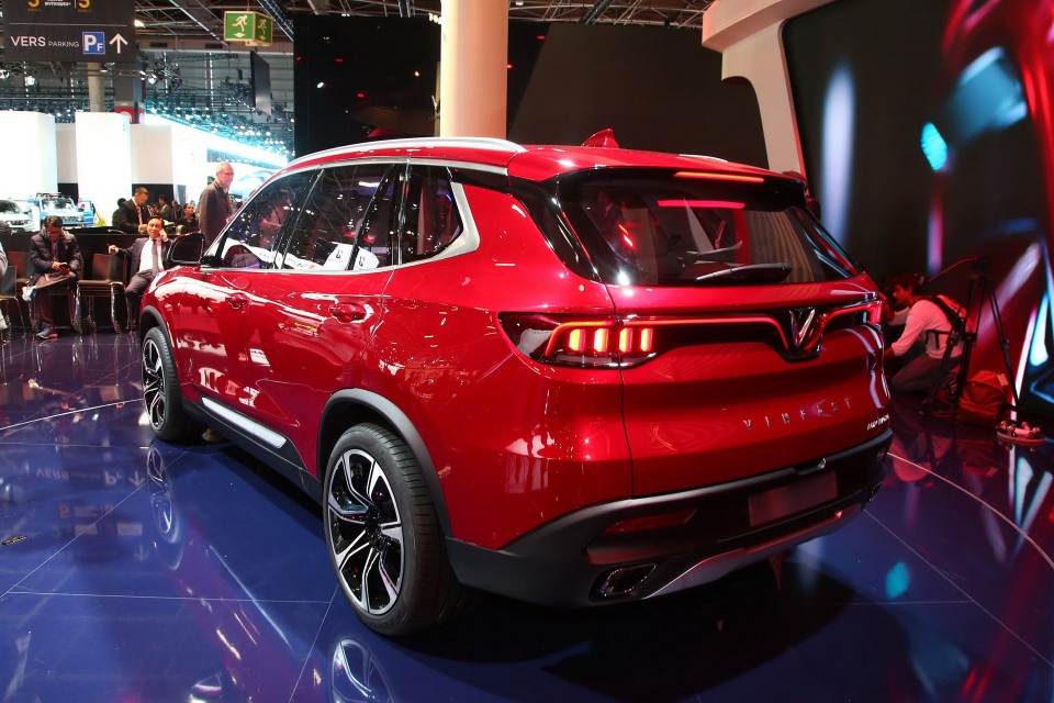 "Soi" kỹ hai mẫu xe VinFast trên sàn Triển lãm ô tô Paris 2018 - 21
Mẫu SUV dùng chung động cơ xăng 2.0L tăng áp với mẫu sedan, nhưng chỉ có bản công suất cao: 228 mã lực và mô-men xoắn 350 Nm (258 lb-ft), cũng kết hợp với hộp số tự động 8 cấp.