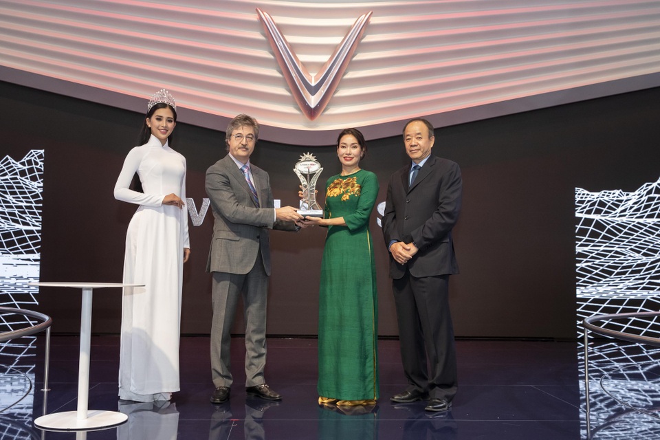 VinFast được vinh danh "Ngôi sao mới" tại Paris Motor Show - 1 VinFast được vinh danh "Ngôi sao mới" tại Paris Motor Show - 1