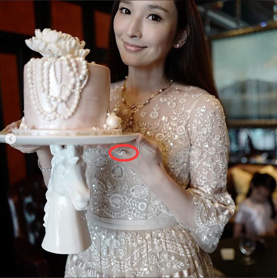 
Siêu mẫu xinh đẹp đang có cuộc sống trong mơ bên tỉ phú Kỳ Hiểu Ba và ba thiên thần nhỏ.
