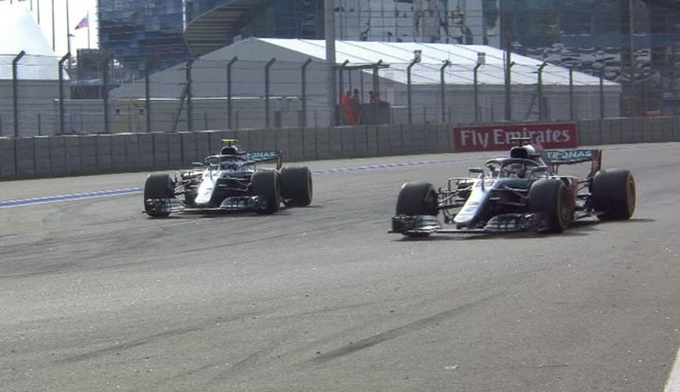 Bottas chủ động “nhường” chiến thắng chặng Sochi cho Hamilton - 2 Bottas chủ động “nhường” chiến thắng chặng Sochi cho Hamilton - 2